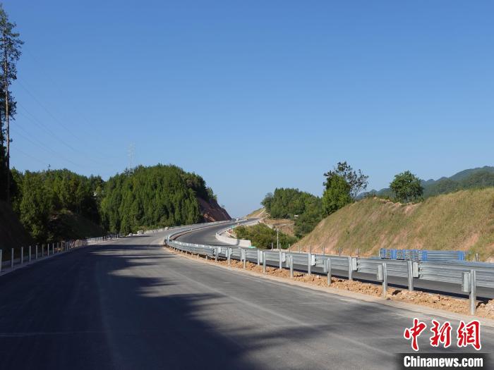 圖為黔江區(qū)過境高速公路的路面?！≈需F建重慶投資集團(tuán)有限公司供圖