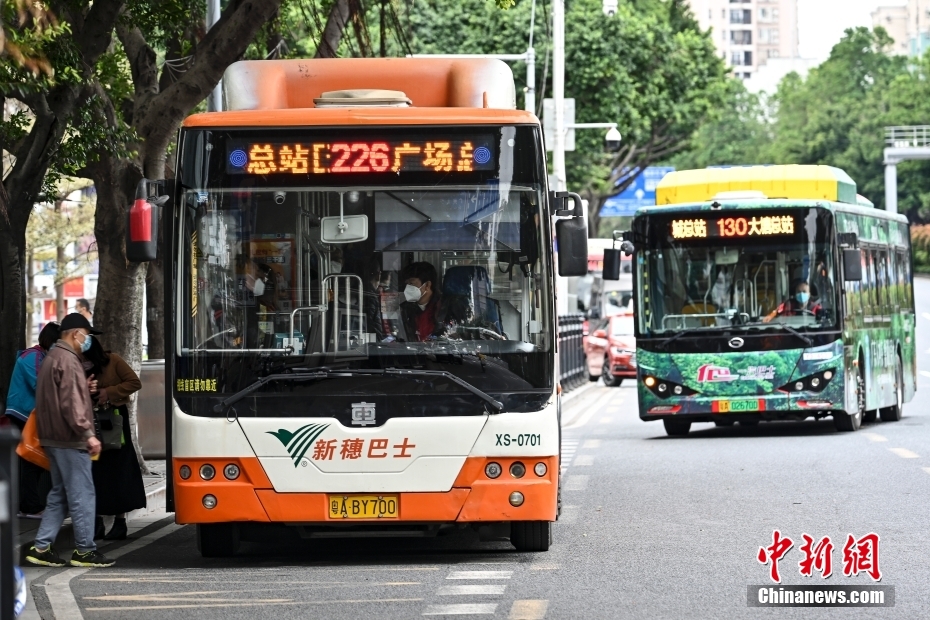 12月1日，廣東省廣州市海珠區(qū)，公交車(chē)有序進(jìn)站。中新社記者 陳驥旻 攝 