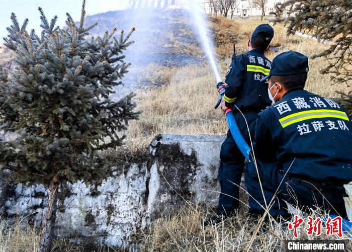 12月6日，布達(dá)拉宮消防救援大隊(duì)在布達(dá)拉宮山體林草區(qū)域開展?jié)窕ぷ??！㈣?攝