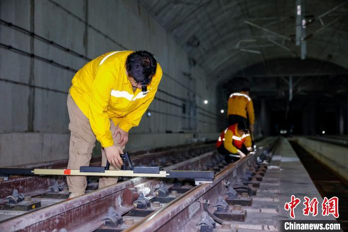 中國鐵路南寧局集團有限公司南寧工務段職工使用道尺檢查吳圩機場高鐵站高鐵線路設備?！№f剛 攝