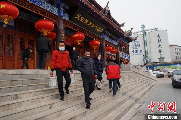 圖為前往互助天佑德青稞酒門店買酒的顧客。　馬銘言 攝